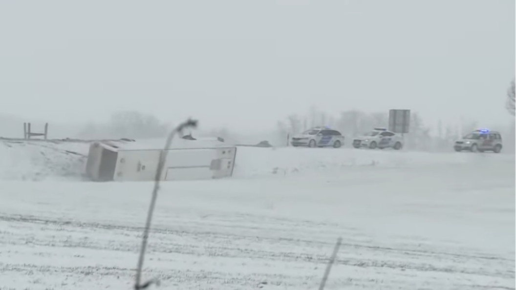 Rengeteg a sérült a buszbalesetben, a szélvédőn át menekítették az utasokat