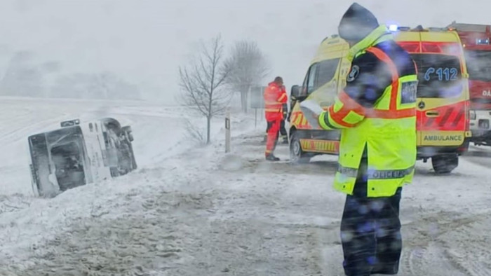 Eddig 16 busz szenvedett balesetet a hó miatt, akadozik a vonatforgalom is Nyugat-Magyarországon
