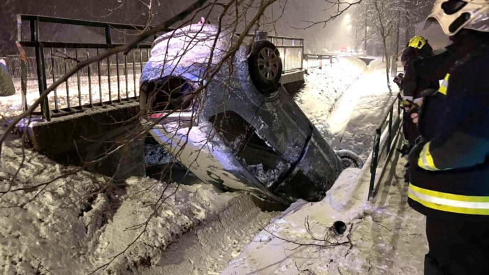 Válságos a helyzet, az egész országban sok települést elzárt a hó