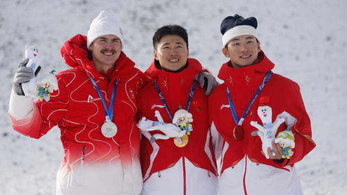 Milánó 2026: Kínai arany és bronz, svájci ezüst a férfi szabadstílusú sízők ugrásában