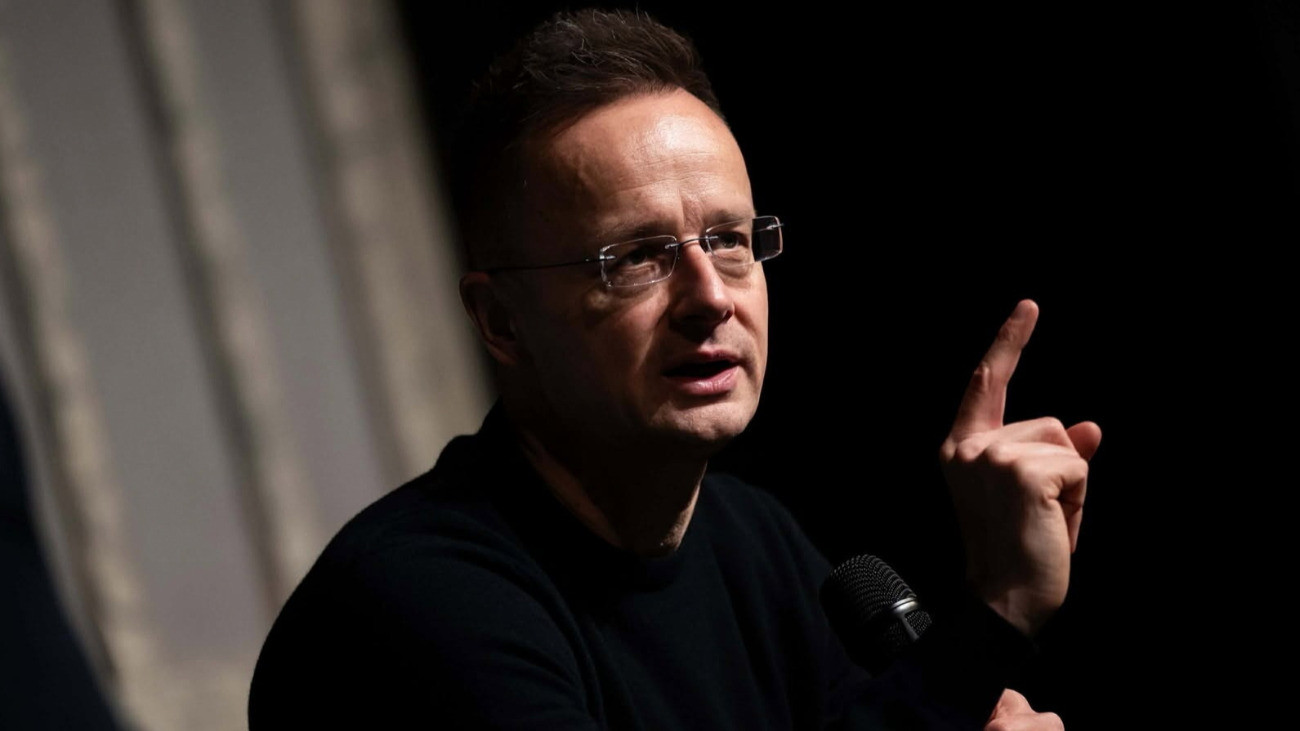 A Külgazdasági és Külügyminisztérium (KKM) által közreadott képen Szijjártó Péter külgazdasági és külügyminiszter (j) a kormánypártok országjárásának mátészalkai fórumán 2026. február 20-án. Mellette Kovács Sándor fideszes országgyûlési képviselõ.