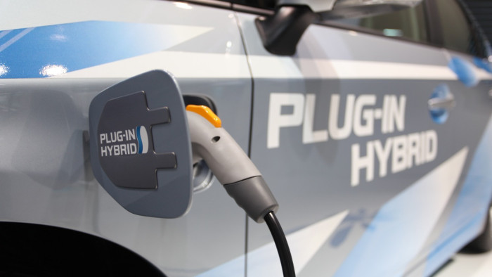 „PR-fogyasztás” – Szakértő a plug-in hibridek csalódást keltő gyári adatairól