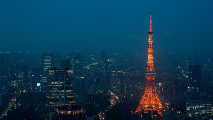 Húsz ember órákra Tokió legmagasabb adótornyának liftjében rekedt – videó