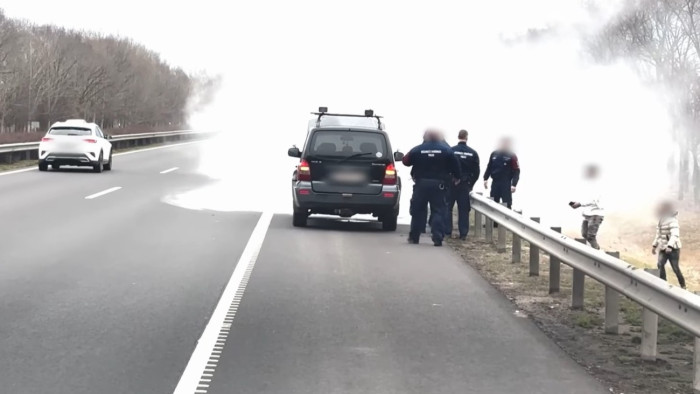 Kigyulladt a kocsijuk az M3-as autópályán, és még „pechük” is volt – videó