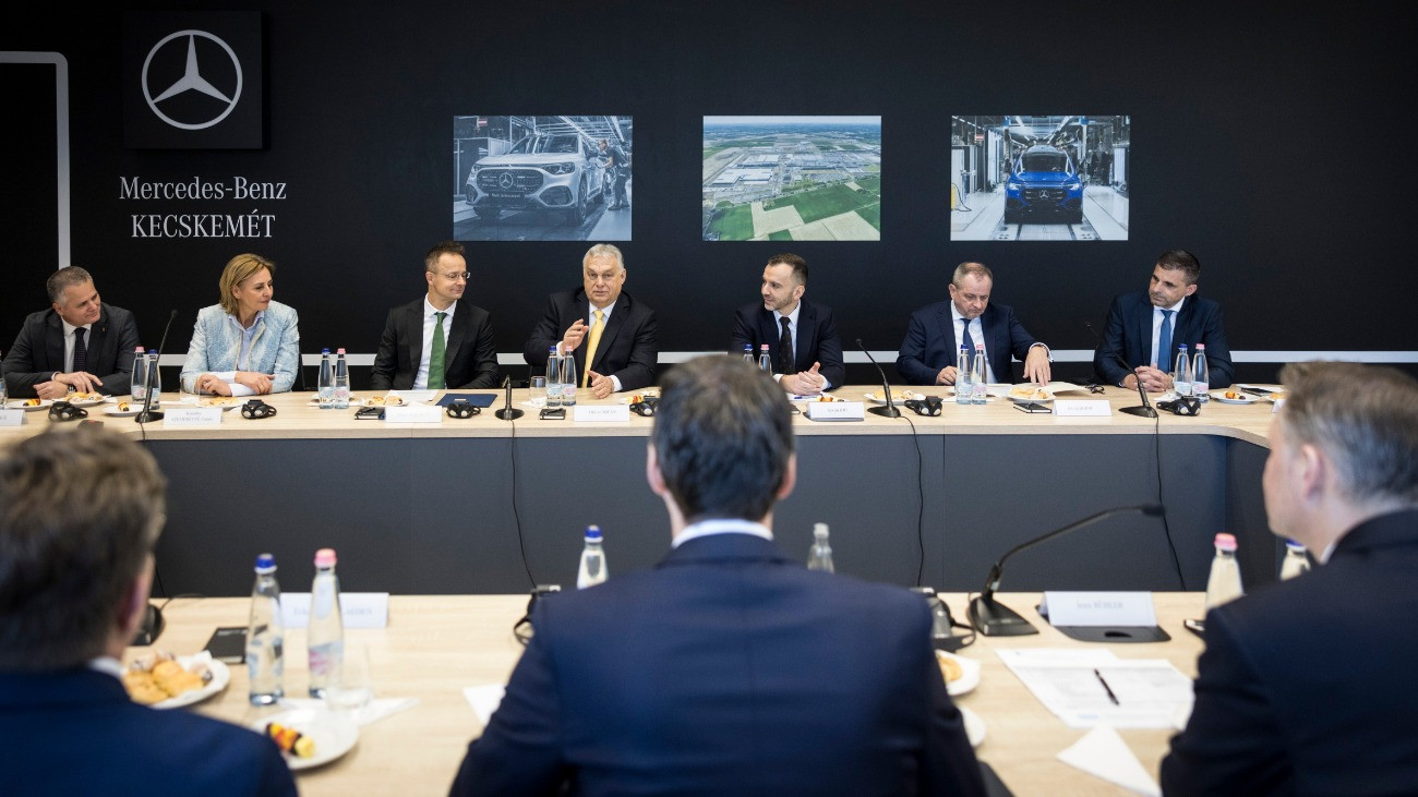 A Miniszterelnöki Kommunikációs Fõosztály által közreadott képen Orbán Viktor miniszterelnök (k) a Mercedes-Benz 140 éves jubileuma alkalmából a vállalat kecskeméti gyárában tartott ünnepség elõtti megbeszélésen 2026. február 26-án. Mellette Szijjártó Pétert külgazdasági és külügyminisztert (b3), Szemereyné Pataki Klaudia Kecskemét polgármestere (b2), Joó István, a Nemzeti Befektetési ügynökség (HIPA) vezérigazgatója (j3) és Budai Gyula miniszteri biztos (j2).