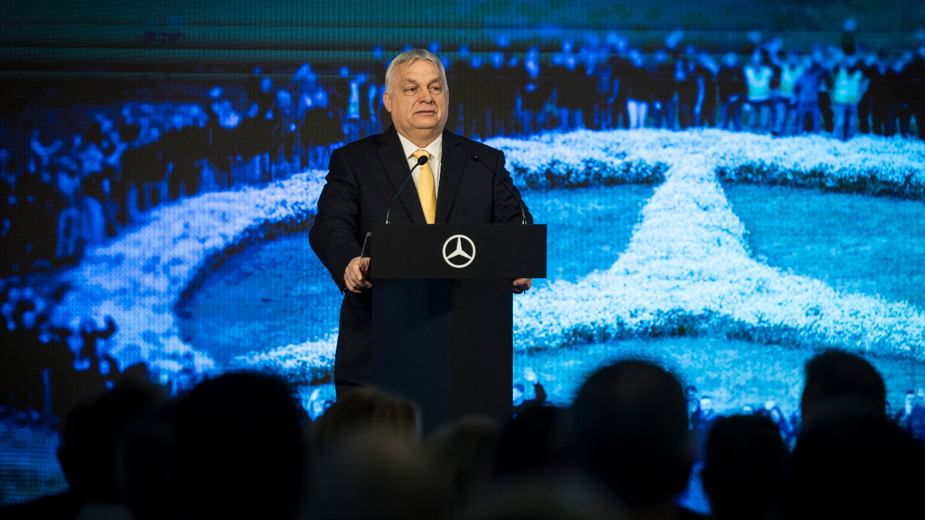 A Miniszterelnöki Kommunikációs Fõosztály által közreadott képen Orbán Viktor miniszterelnök beszédet mond a Mercedes-Benz 140 éves jubileuma alkalmából a vállalat kecskeméti gyárában tartott ünnepségen 2026. február 26-án.