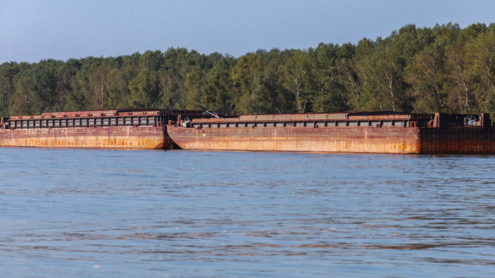 Léket kapott egy uszály a Dunán