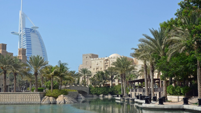 Dubaj nemzetközi repülőtere és a Burdzs al-Arab is károkat szenvedett