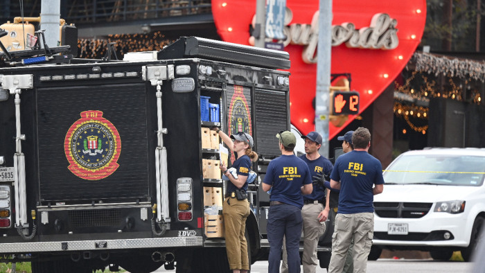 Iráni zászlós póló volt a kocsmai gyilkos lövöldözőn Texasban