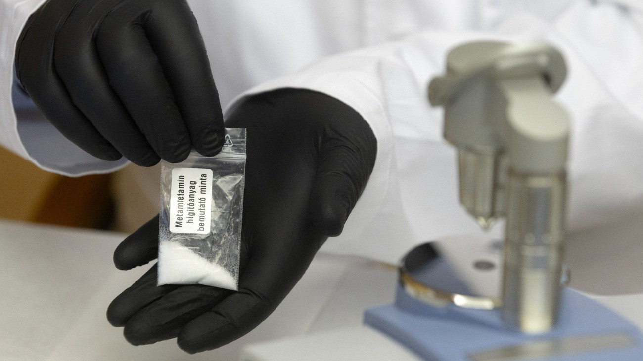 Üzleteket, konditermet, szórakozóhelyeket zártak be a magyar rendőrök