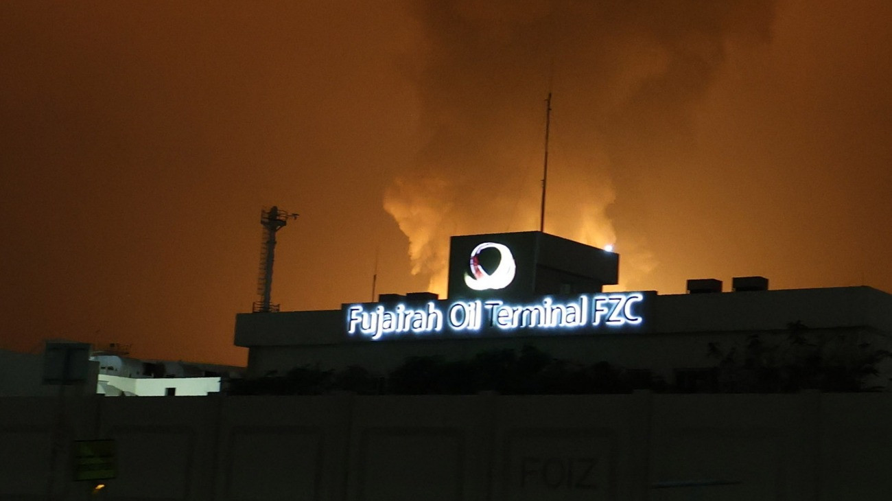 Egy lelõtt iráni drón darabjai okozta tûz lángol az egyesült arab emírségekbeli fudzseirai olajfinomítóban 2026. március 4-én, négy nappal az Irán elleni amerikai-izraeli háború kezdete után.