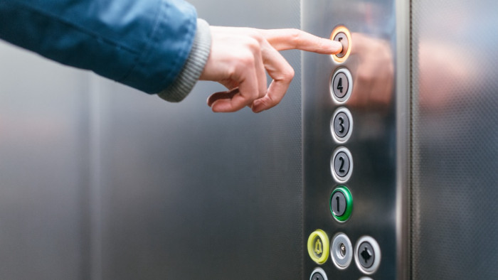 Sokkoló felvétel: kis híján kettévágta a férfit a lift