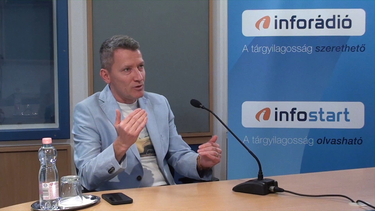 Wéber Gábor Forma–1-es kommentátor az InfoRádió Aréna című műsorában.