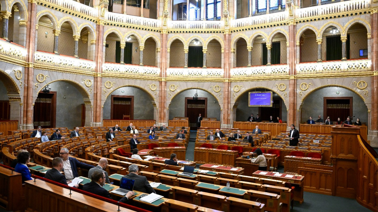Deutsch Tamás, a Fidesz vezérszónoka felszólal az Ukrajna uniós tagságának, háborús támogatásának és az Európai Unió katonai szövetséggé alakításának, valamint a tagállamok szuverenitását veszélyeztetõ törekvések elutasításáról szóló országgyûlési határozati javaslat általános vitájában az Országgyûlés plenáris ülésén 2026. február 25-én.