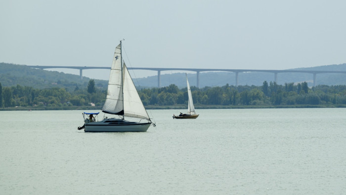 Bekeményítenek a Balatonnál: kitiltják a luxusnyaralókat ezen a településen