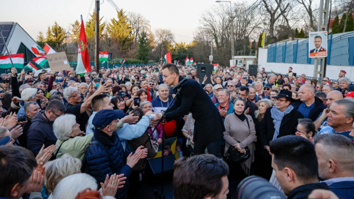 Szijjártó Péter: egy dologgal az ukránok sem kalkuláltak – tüntetés a követségnél