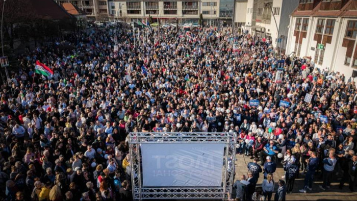 Ne üljenek fel semmilyen provokációnak - Magyar Péter több városban beszélt