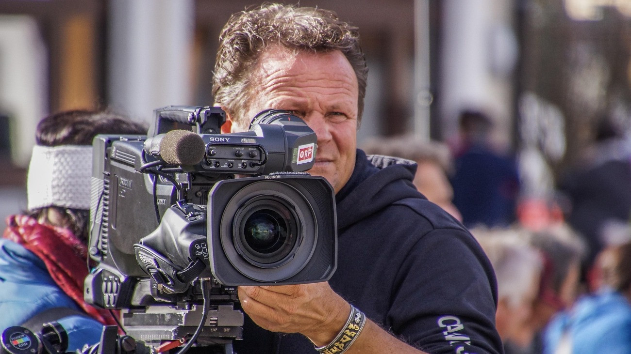 Az osztrák ORF egyik operatőre dolgozik egy rendezvényen.