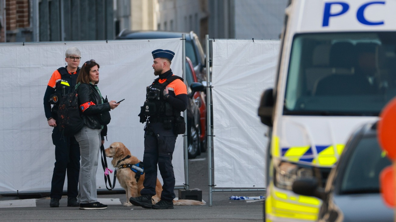 Egy liege-i zsinagóga elõtt rendõrök 2026. március 9-én, miután hajnalban robbanás történt a templomnál. Az épületben károk keletkeztek, de személyi sérülés nem történt.