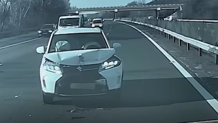 Fékezés nélkül rohant bele egy autós az útfenntartók védőjárművébe – videó