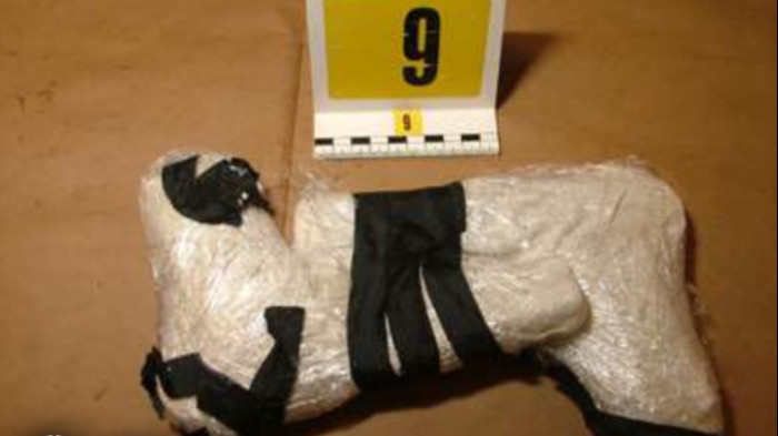 Tíz pisztollyal és kismillió lőszerrel a tatyójában üldögélt a buszon