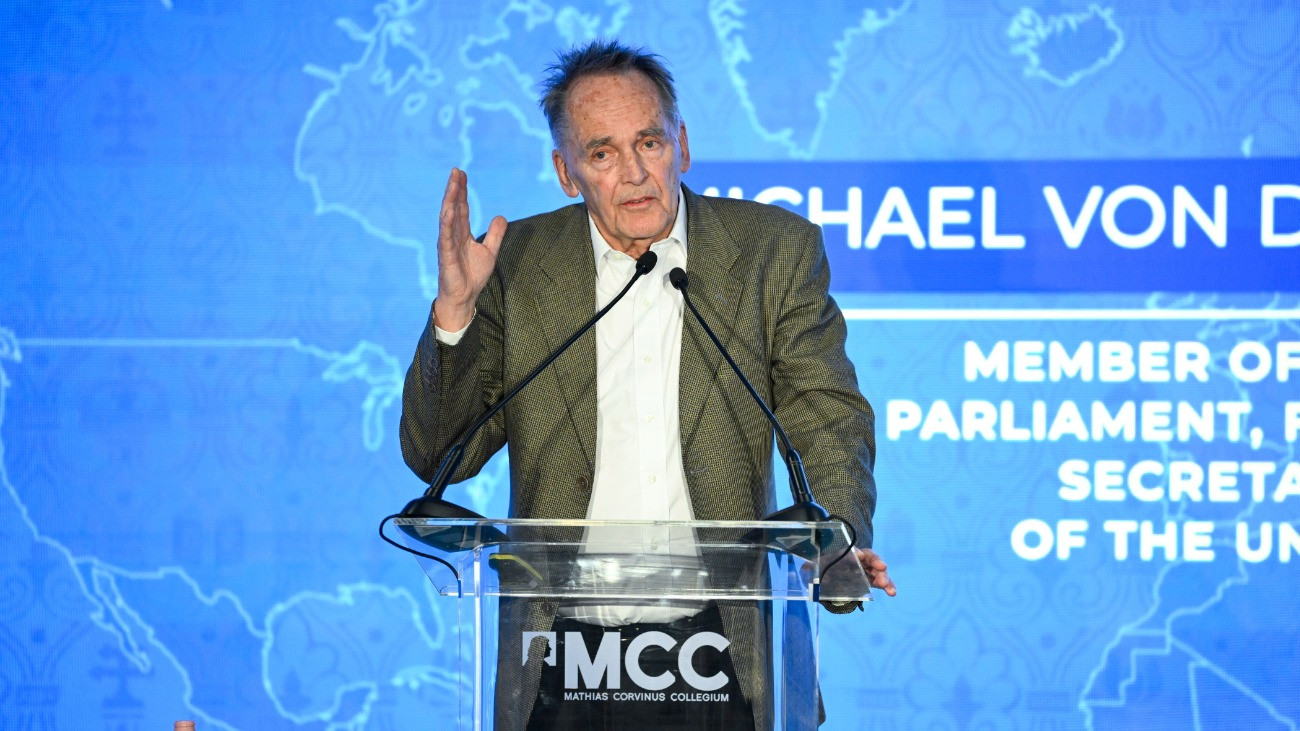 Michael von der Schulenburg, az Európai Parlament képviselõje, az ENSZ korábbi fõtitkárhelyettese elõadást tart Hogyan lett az EU békeprojektbõl háborús projekt címmel a Mathias Corvinus Collegium (MCC) Budapest Summit elnevezésû konferenciáján Budapesten 2026. március 10-én.
