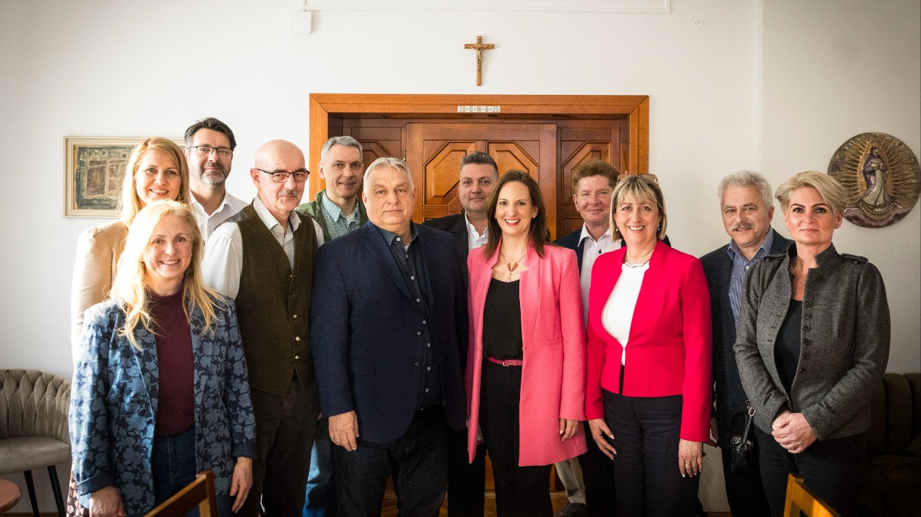 A Miniszterelnöki Kommunikációs Fõosztály által közreadott csoportképen Orbán Viktor miniszterelnök (elöl, b3) Campanari-Talabér Mártával, Várpalota polgármesterével (b5) folytatott tárgyalása után Várpalotán 2026. március 10-én. Mögöttük Lázár János építési és közlekedési miniszter (hátul, b3).