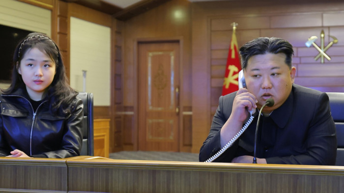 Tanul a következő generáció: Kim Dzsong Un a lányával tekintett meg egy rakétakilövést