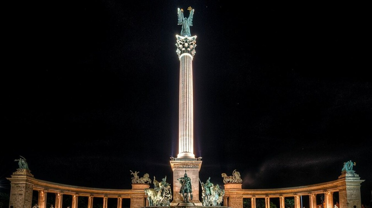 Restaurálják a Millenniumi emlékmű Gábriel Arkangyal szobrát.