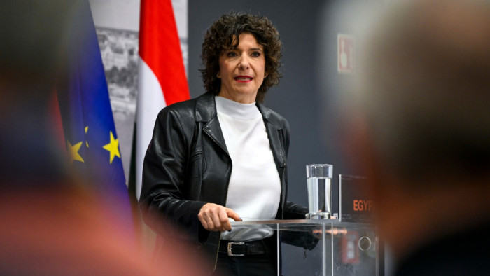 Visszaléptette három jelöltjét a DK