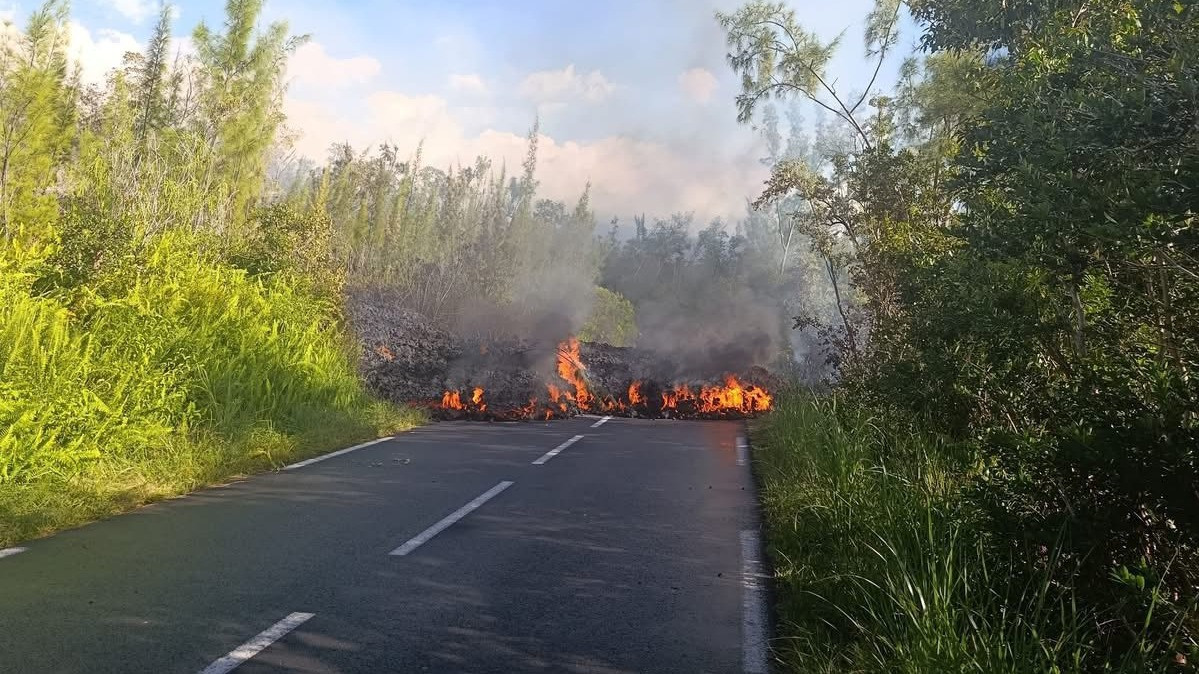Lávafolyó indult az óceán felé, az autóúton át