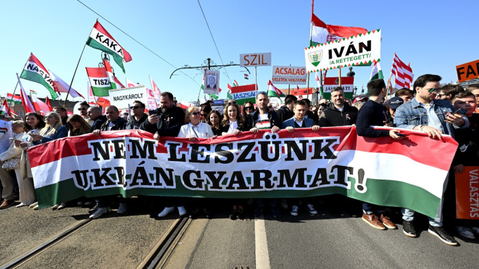 Vonul a Békemenet a Kossuth térre – fotók