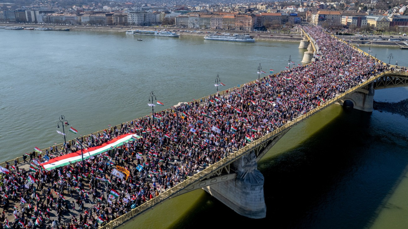 A Békemenet vége a Nyugatinál jár, még nem kezdődött el a Kossuth téri ünnepség