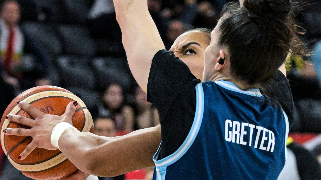 Nina Aho (k) és az argentin Melisa Gretter a nõi kosárlabda-világbajnokság selejtezõ tornáján játszott Magyarország - Argentína mérkõzés hosszabbításában az isztambuli Turkcell Kosárlabda Fejlesztõ Központban 2026. március 15-én. A magyar válogatott hosszabbítás után 92-81-re gyõzött.