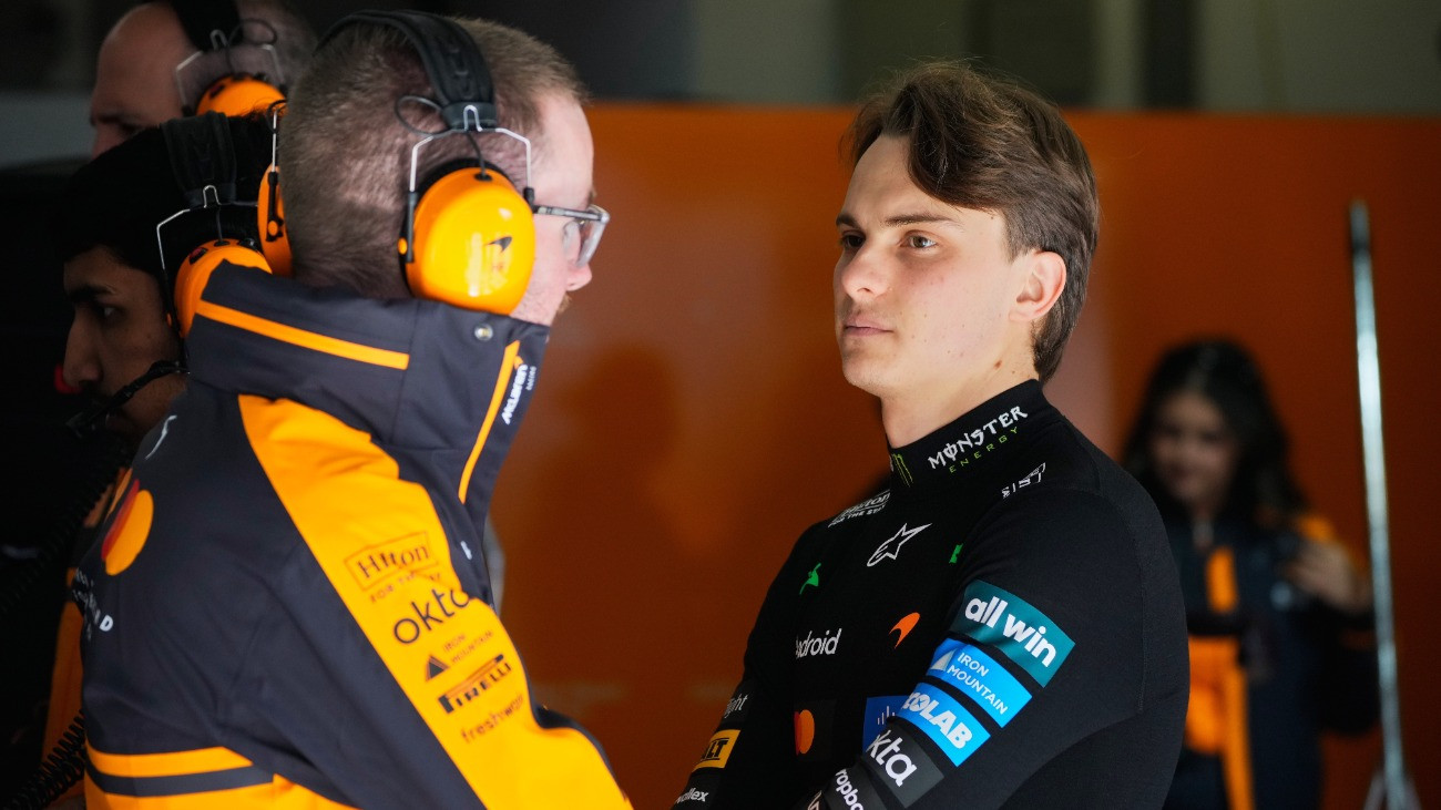 Oscar Piastri, a McLaren ausztrál versenyzõje egy csapatmérnökkel beszélget a Forma-1-es autós gyorsasági világbajnokság Kínai Nagydíjának elsõ szabadedzése elõtt a sanghaji versenypályán 2026. március 13-án, két nappal a futam elõtt.