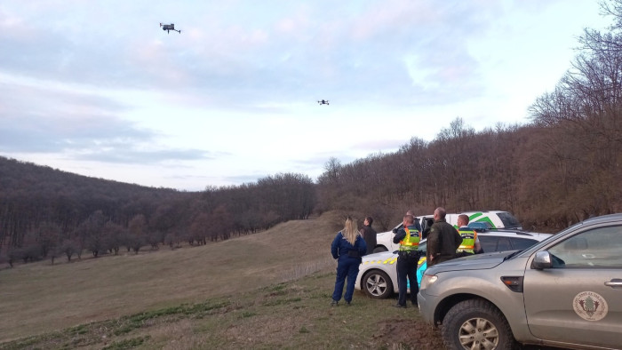 Hőkamerás drónnal ellenőrzik az embereket ebben a hazai erdőben