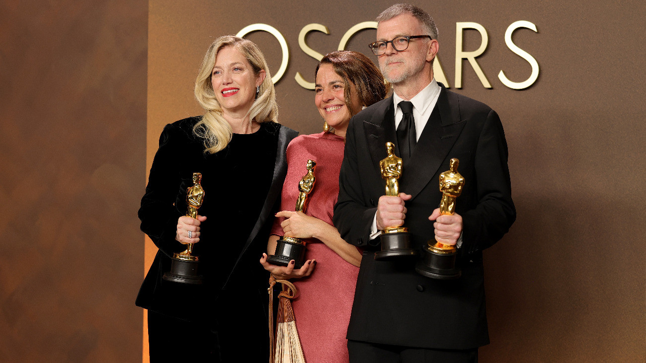 HOLLYWOOD, CALIFORNIA - MARCH 15: (L-R) Sara Murphy, Carmen Ruiz de Huidobro, and Paul Thomas Anderson, winner of Best Picture for âOne Battle After Anotherâ,  pose in the press room during the 98th Oscars at Dolby Theatre on March 15, 2026 in Hollywood, California. (Photo by Brianna Bryson/Getty Images)