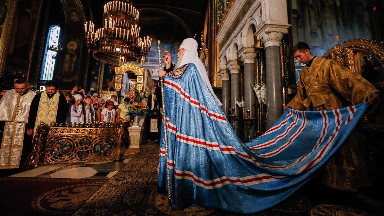 Filaret, Kijev ukrán ortodox pátriárkája misézik a kereszténység felvételének 1028. évfordulója alkalmából a kijevi Szent Volodimir-székesegyházban 2016. július 28-án. 