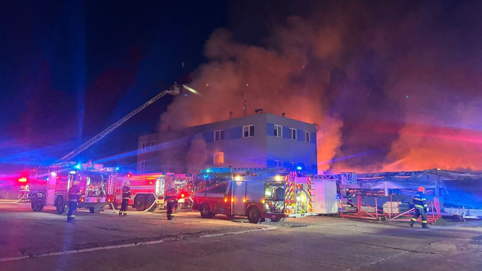 Leégett egy fegyvergyár, terrortámadás gyanújával nyomoznak a cseh hatóságok