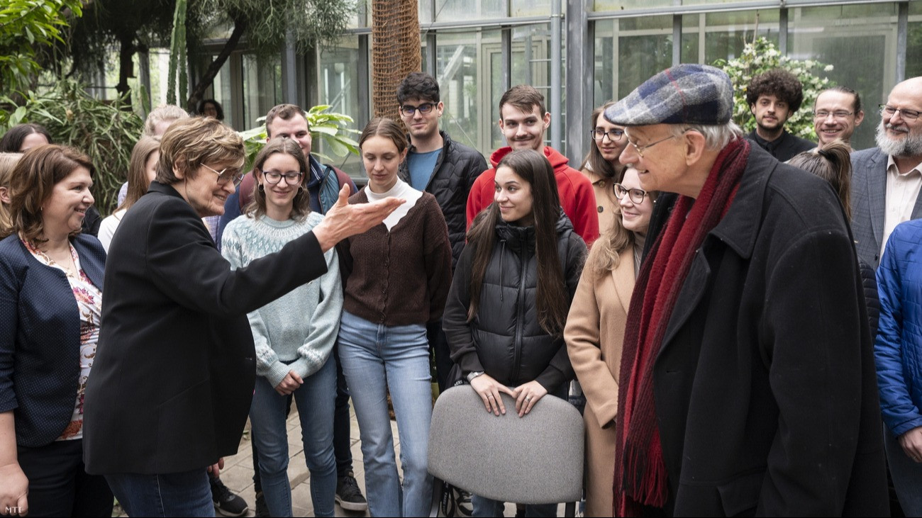 Karikó Katalin Nobel-díjas kutatóbiológus biokémikus és egykori tanára Gallé László a Szegedi Tudományegyetem Ökológia Tanszékének tanára diákokkal a Szegedi Tudományegyetem biológia szakos hallgatóinak növényismereti óráján a Füvészkert üvegházában 2024. április 17-énFotó: Szigetváry Zsolt / MTI