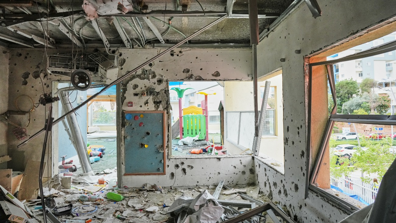 Iráni rakétaszilánkok eltalálta óvoda Risón-Leciónban 2026. március 21-én.