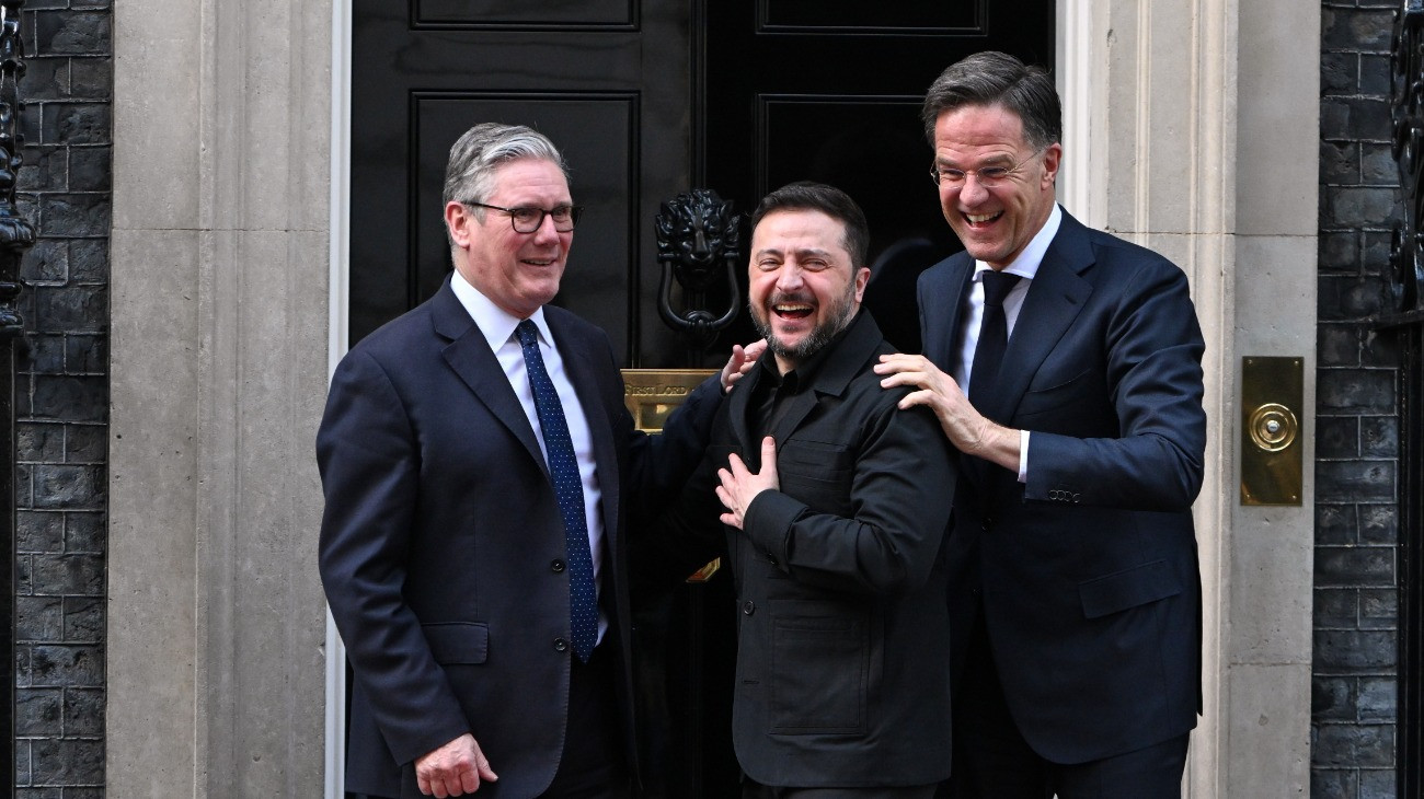 Keir Starmer brit miniszterelnök, Volodimir Zelenszkij ukrán elnök és Mark Rutte NATO-fõtitkár (b-j) a találkozójának végén távozik a londoni kormányfõi rezidenciáról, a Downing Street 10-bõl 2026. március 17-én.