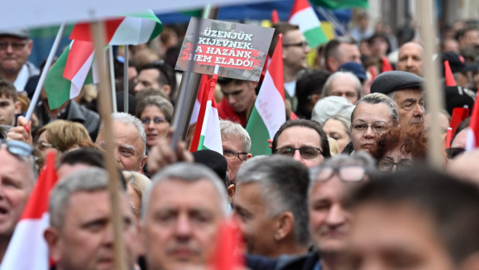 Azzal fenyegetett, hogy Molotov-koktélt dob a tömegbe a pártrendezvényen