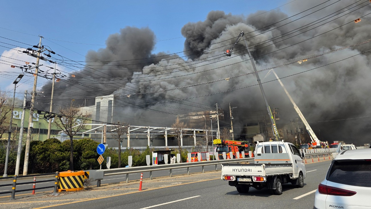 Tûzoltók küzdenek a lángok megfékezésén az autóalkatrészt gyártó Anjun Industrial Co. dél-koreai vállalat telephelyén, Tedzsonban 2026. március 20-án. A tragédiában 14 dolgozó életét vesztette, 60-an megsérültek. A tûzoltóknak csaknem 11 órányi megfeszített munkájába telt a tûz kioltása.