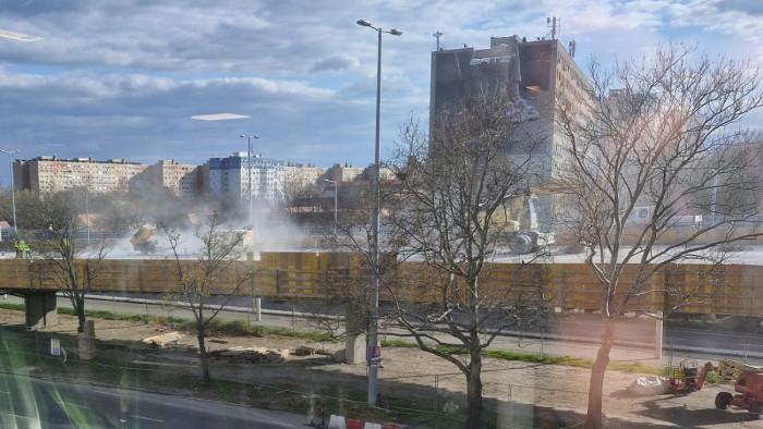 Ez így rendben van? – Brutális porfelhőben zajlik a Flórián téri felújítás
