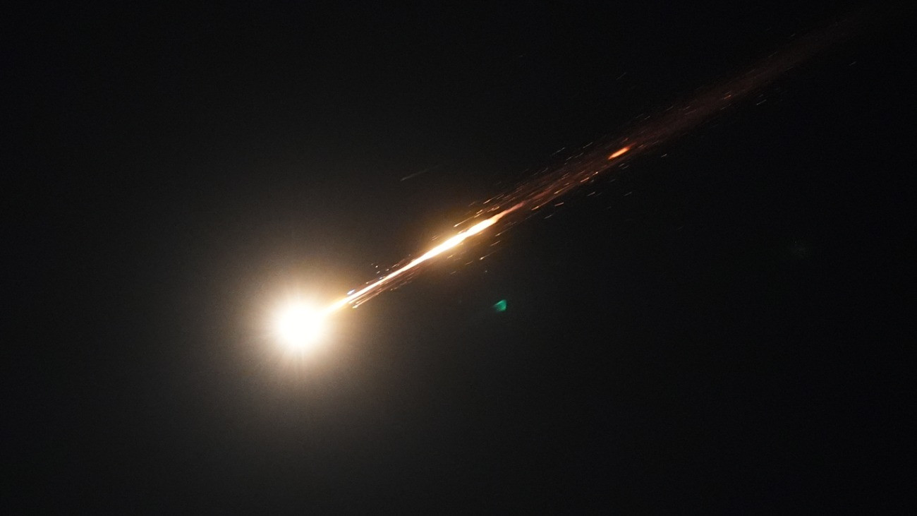 Szerdán hajnalban folytatódtak a Teherán elleni izraeli légitámadások, miközben Irán több hullámban támadta Izraelt és több öbölállamot. Irán eközben megerősítette, hogy engedélyezi a „nem ellenséges hajók” áthaladását a Hormuzi-szoroson, feltételekkel.(Photo by Issam Rimawi/Anadolu via Getty Images)