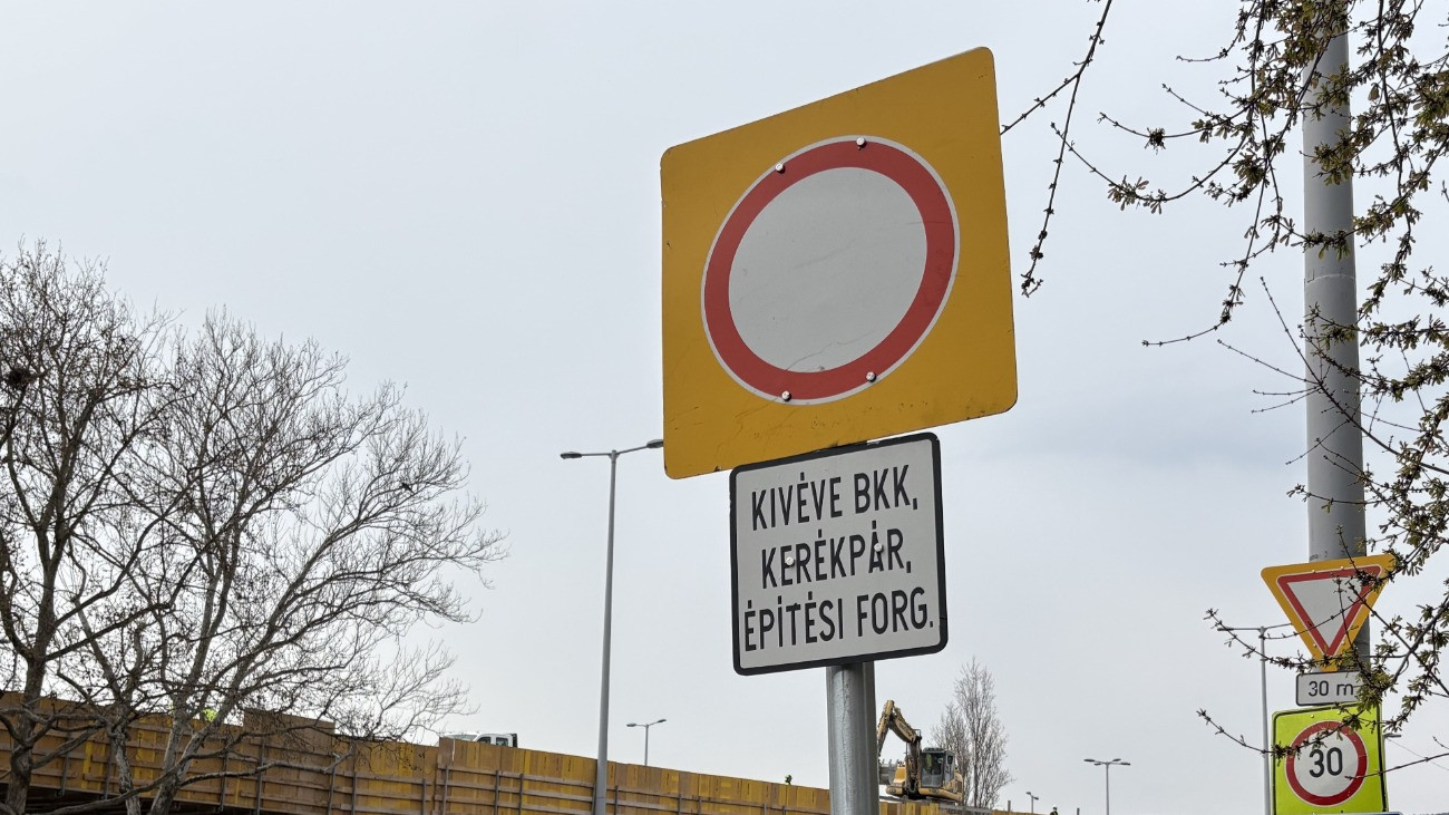 Behajtást tiltó tábla a Tavasz utca és a Polgár utca kereszteződése után.