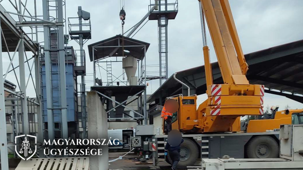 A fotó a rendőrség helyszíni szemléjén készült, azon az elkövetés helyszíne és a gabonatisztító berendezés pódiuma látható.