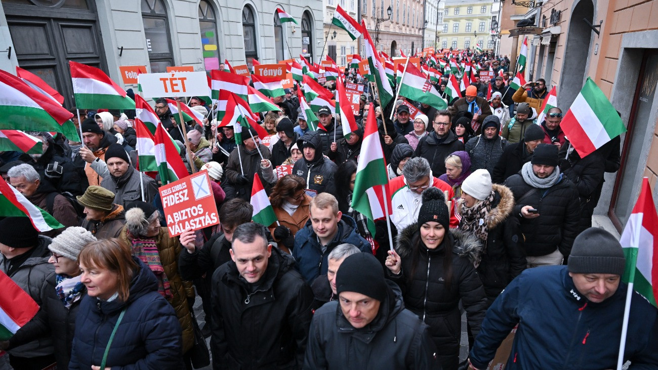 Ellentüntetők zavarták meg Orbán Viktort Győrben