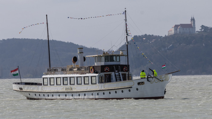 Három évtized hajói nyitották meg az idei szezont a Balatonon – képek